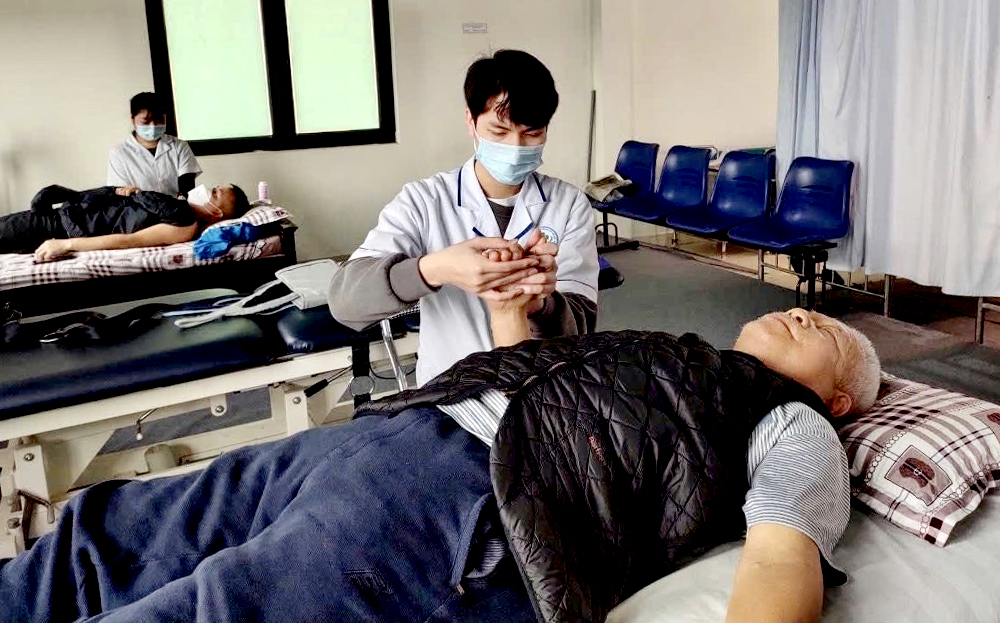 Người dân điều trị vật lý trị liệu tại Trung tâm Y tế thành phố Yên Bái